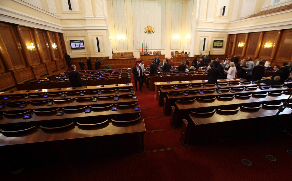 Парламентът ще заседава извънредно в понеделник и вторник заради бюджета за 2015 г.