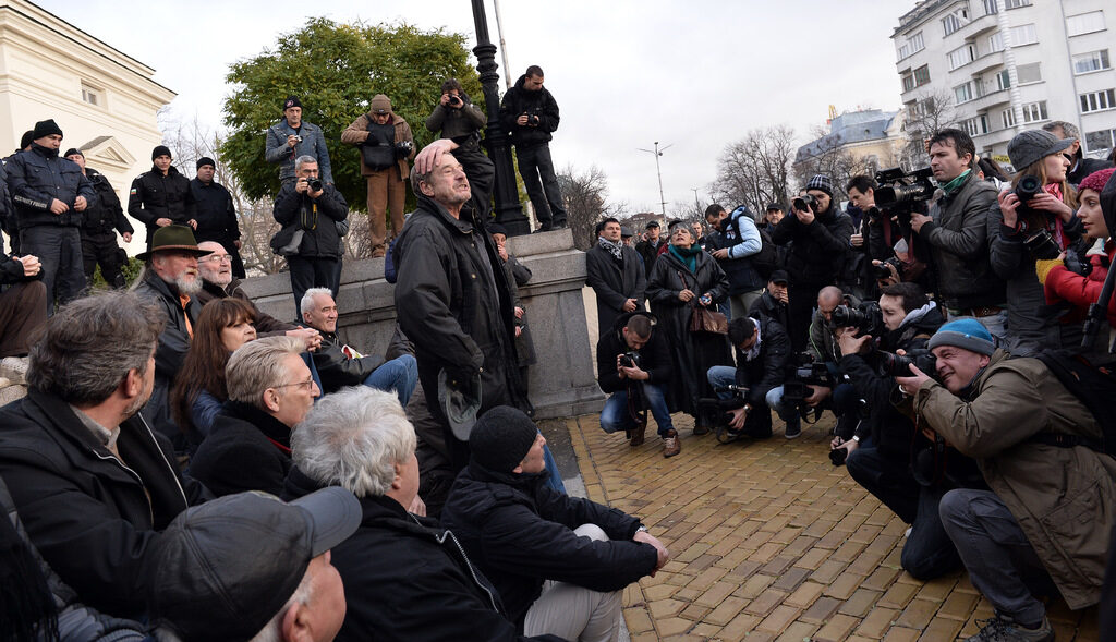 От протеста срещу Слави Бинев като шеф на парламентарната комисия по култура. В средата е актьорът Йосиф Сърчаджиев От протеста срещу Слави Бинев като шеф на парламентарната комисия по култура. В средата е актьорът Йосиф Сърчаджиев