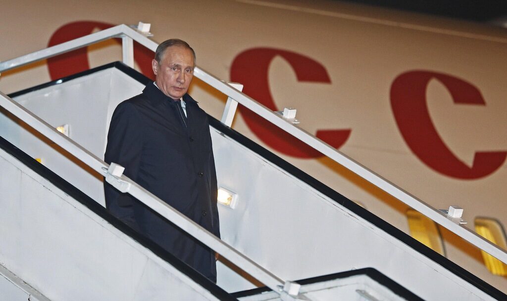 Путин раздава милиарди на приближените си, докато икономиката рухва