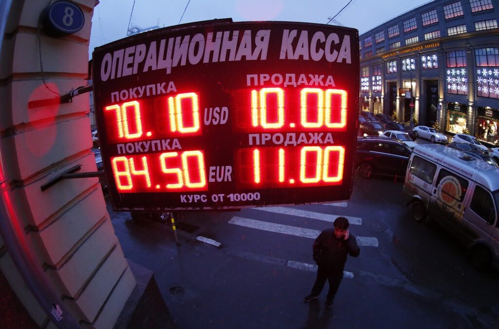 Прокремълски активисти раздават кондоми с изображенията на лидери на опозицията