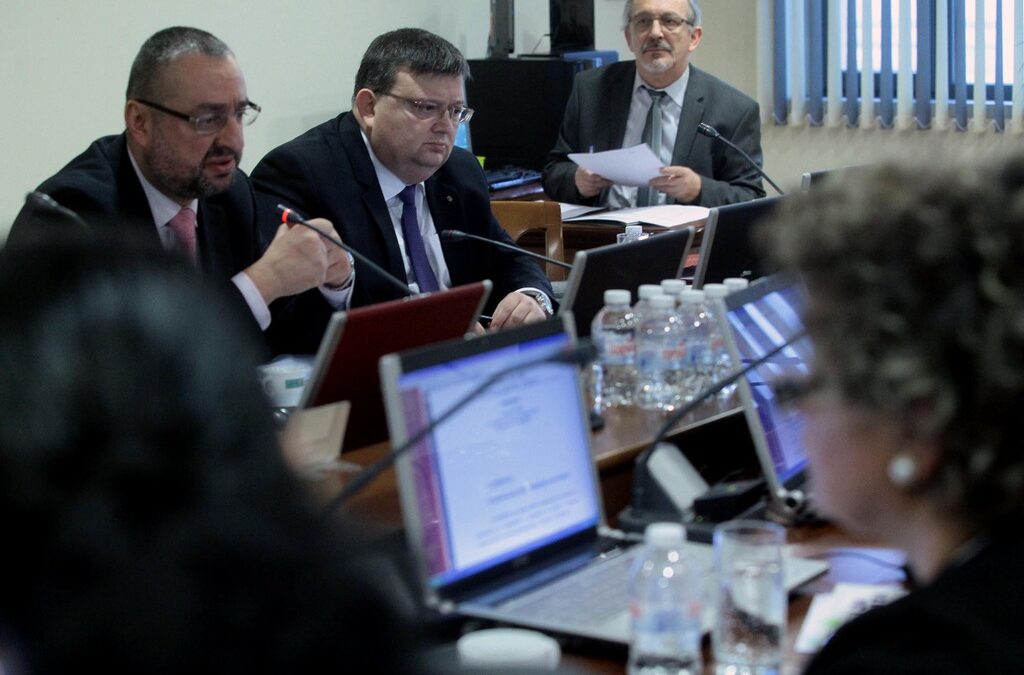 Най-сетне Лоу-чойса си отива от разпределението на делата