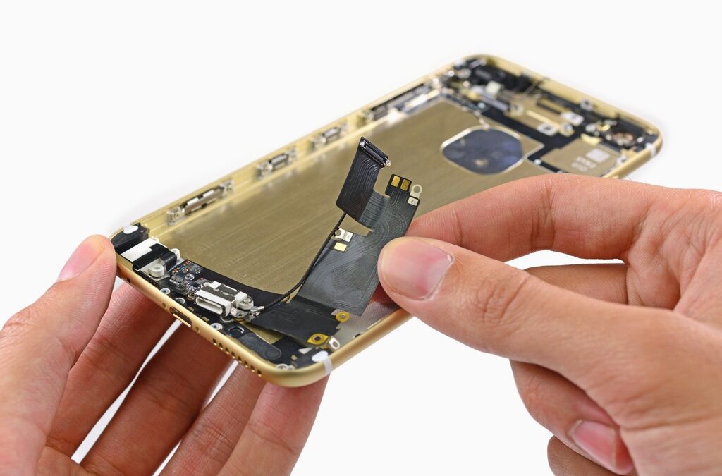 Макар и в голяма степен автоматизирано, производството на iPhone 6 все още изисква и човешка намеса.