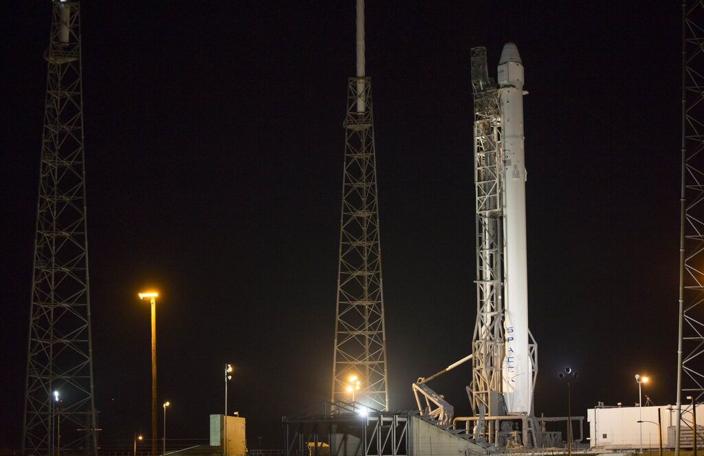 Ракетата Falcon 9 на площадката за излитане на Кейп Канаверъл.