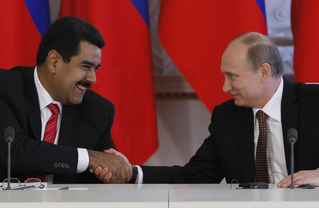Владмири Путин и Николас Мадуро на среща през 2013 г.