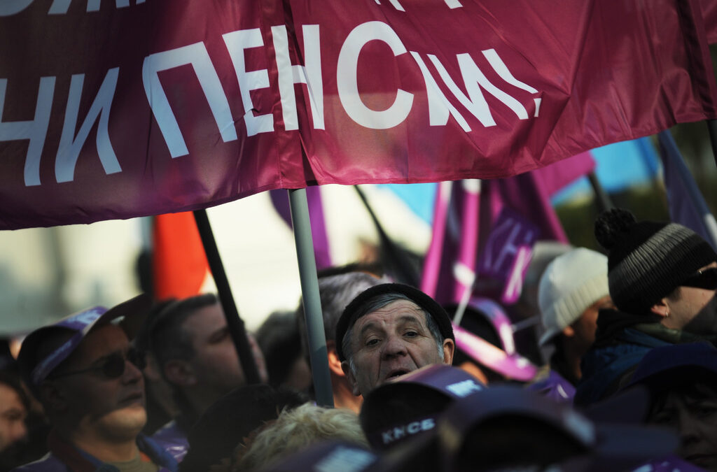 Сутринта екип на министерството на труда ще обсъди темата с работодателските организации и социалните партньори, а следобед дискусията ще се прехвърли в Народното събрание.