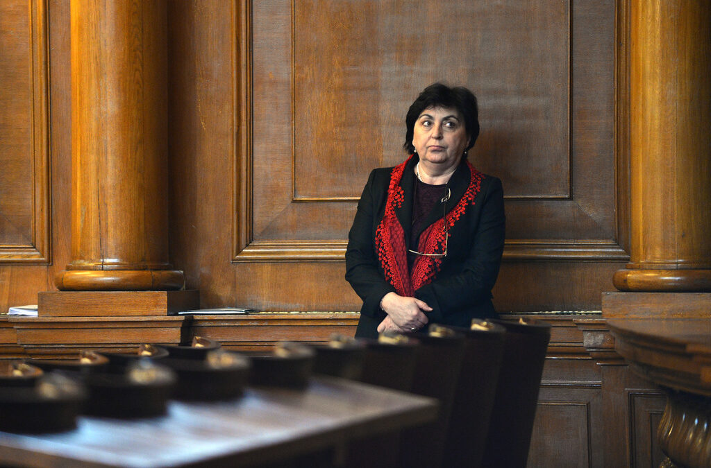 Сегашният председател Лидия Руменова присъства на дебатите.