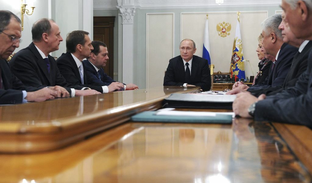 Най-тесният кръг около Путин се е свил до шепа радикали, твърди "Блумбърг"