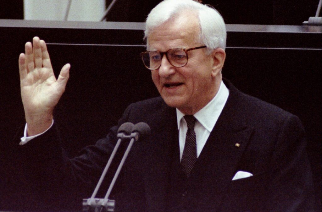 Рихард фон Вайцзекер говори пред парламента през 1994 г.
