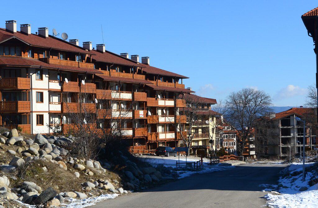 Части на Банско се превърнаха в жилищни комплекси, в които се продават апартаменти
