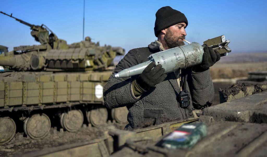 Работник на украинската армия в Донецк зарежда танковете. 13 февруари.
