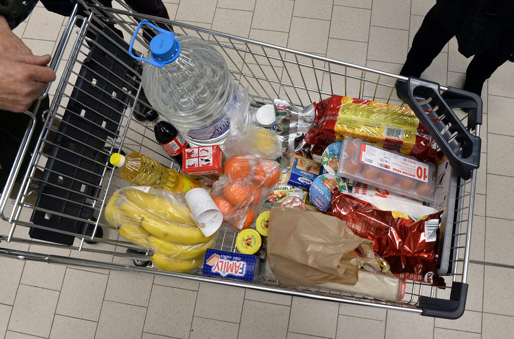 Намаляват както разходите за храна, така и потреблението на хранителни продукти.