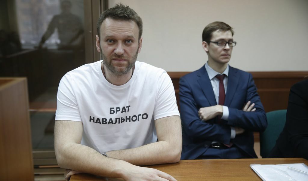Алексей Навални и адвокатът му в залата на Московския градски съд