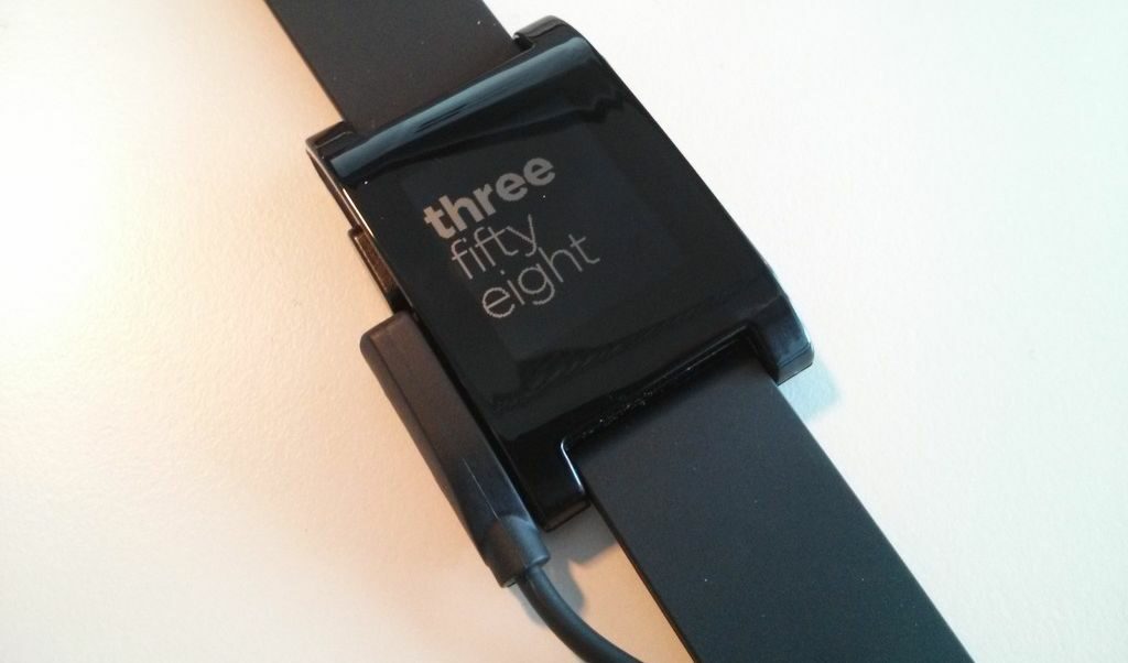 Новото поколение на умния часовник Pebble може да има цветен дисплей Новото поколение на умния часовник Pebble може да има цветен дисплей