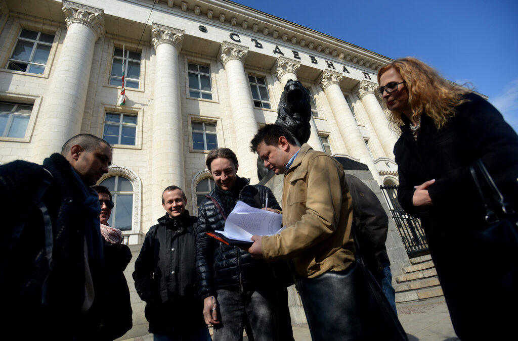 Част от активистите на "Протестна мрежа" подписали сигнала срещу Делян Пеевски, Цветан Василев и Николай Бареков, внесен през февруари 2014 година. Част от активистите на "Протестна мрежа" подписали сигнала срещу Делян Пеевски, Цветан Василев и Николай Бареков, внесен през февруари 2014 година.