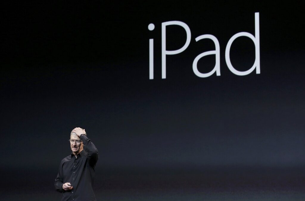 Изпълнителният директор на Apple Тим Кук очаква интерес от страна на бизнеса към големия iPad.