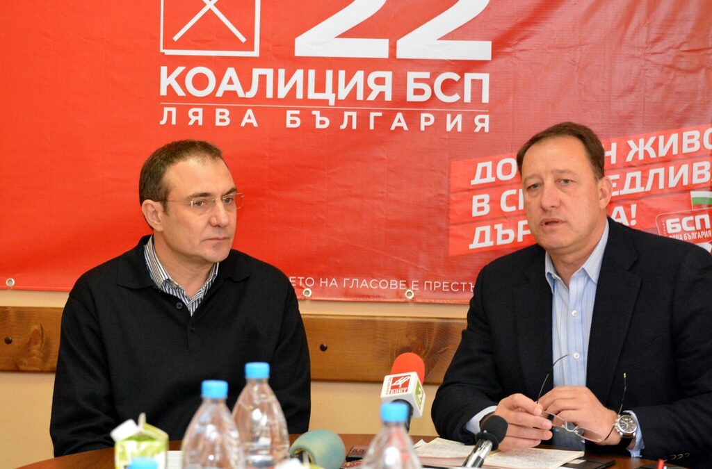 Ангел Найденов по време на пресконференцията си във Варна днес. В ляво на снимката лидерът на градската организация на социалистите Борислав Гуцанов.