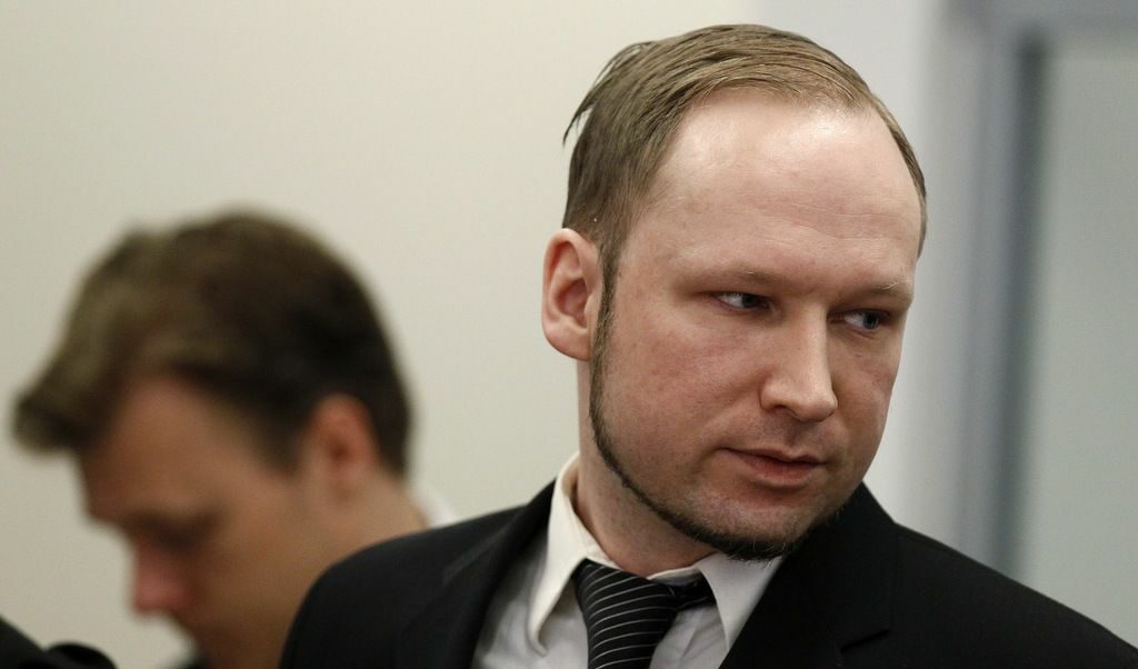Десният екстремист Андерш Брайвик, който на 22 юли 2011 г. уби 77 души, беше осъден през 2012 г. на 21 години затвор - смайваща за световното обществено мнение снизходителност предвид тежестта на престъплението. Новият закон обаче няма да може да се приложи в неговия случай, тъй като няма обратна сила.