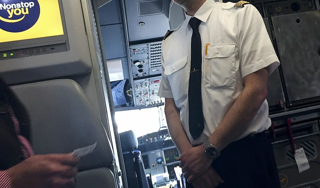Пилот на Germanwings лично посреща пътниците при качването им на борда.