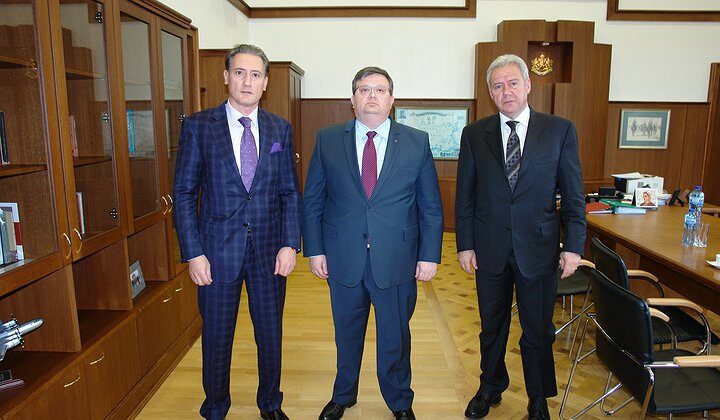 Главният прокурор Сотир Цацаров заедно с Кирил Домусчиев, председател на КРИБ и изпълнителният директор на организацията Евгени Иванов. Главният прокурор Сотир Цацаров заедно с Кирил Домусчиев, председател на КРИБ и изпълнителният директор на организацията Евгени Иванов.