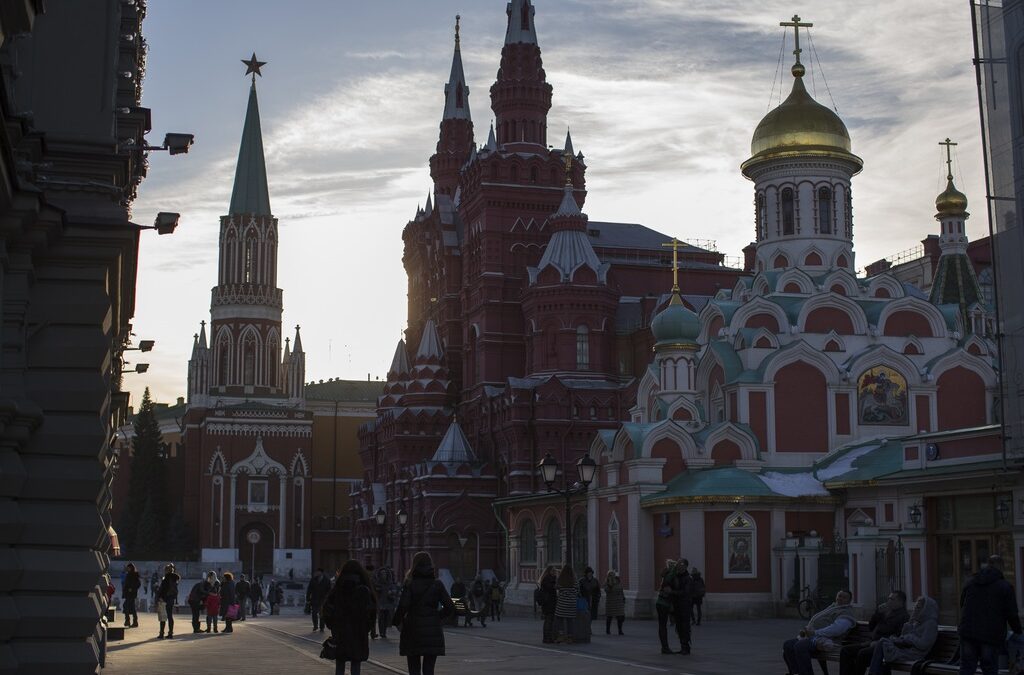 Възрастните чуждестранни туристи се задоволяват с обиколка на Кремъл и разходка по паветата на Червения площад.