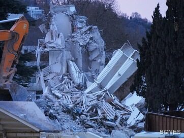С едрогабаритна техника се разчиства рухналата сграда в "Слънчев ден" (допълнена и видео)