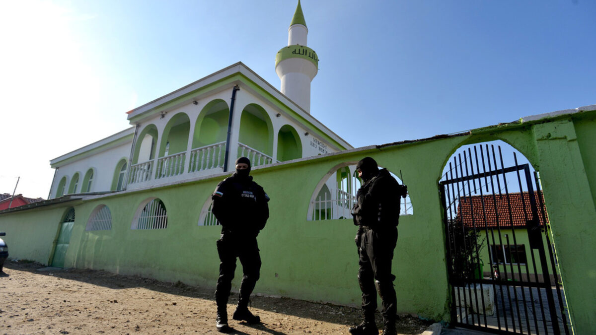 Снимката е архивна от акцията на ДАНС срещу обвинени за радикален ислям в Пазарджик през ноември миналата година
