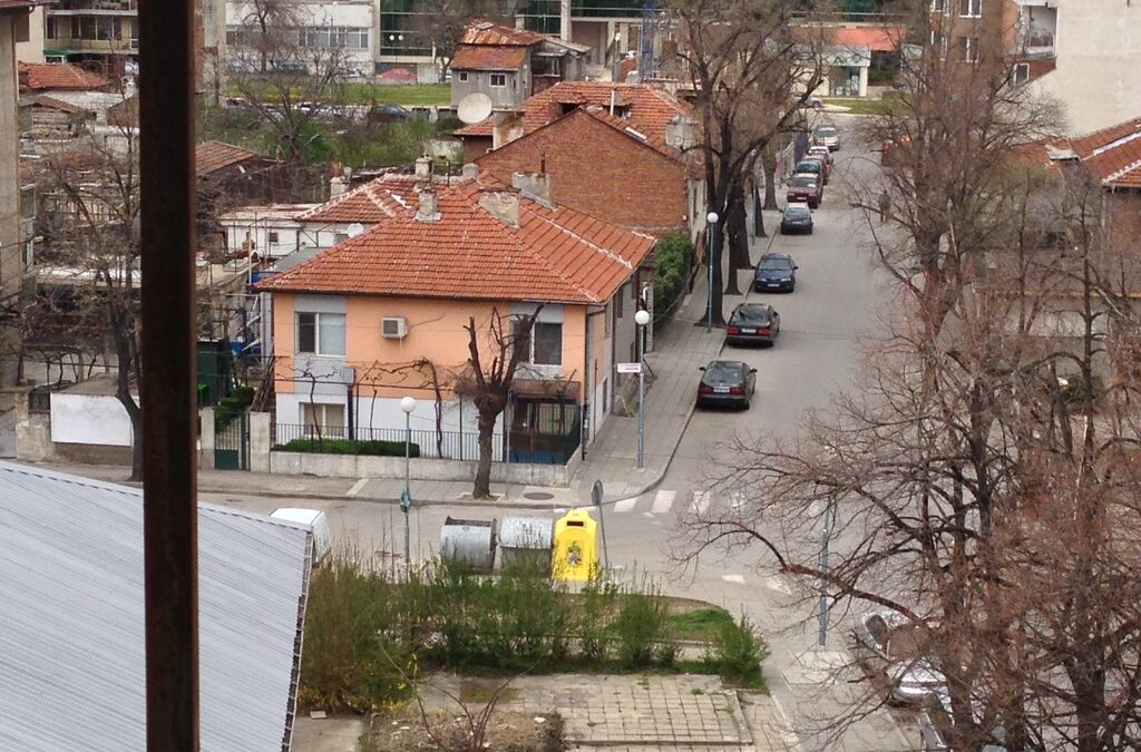 Така, значи имам една чанта бутилки и буркани за боклука. Стъклените отпадъци се събират в зеления контейнер. Но защо нямаме зелен контейнер? Разделно събиране, ама наполовина.<br />
Обмислям да напиша гневно писмо до фирмата-собственик. ;D