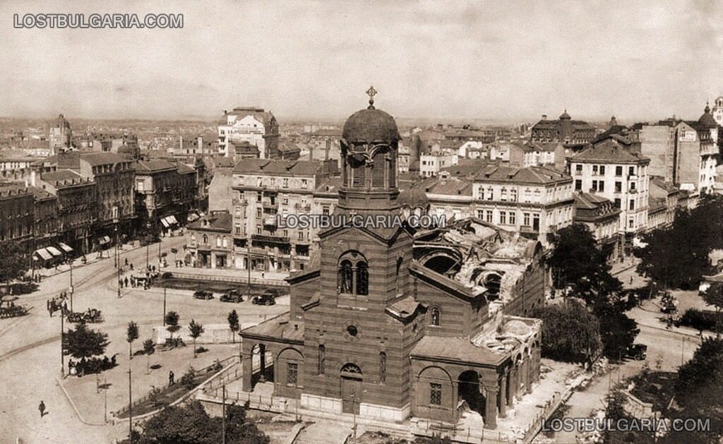 Храмът след атентата. Снимката е от сайта <a href="http://www.lostbulgaria.com/?s=атентат Св. Неделя&cat=4">"Изгубената България"</a>