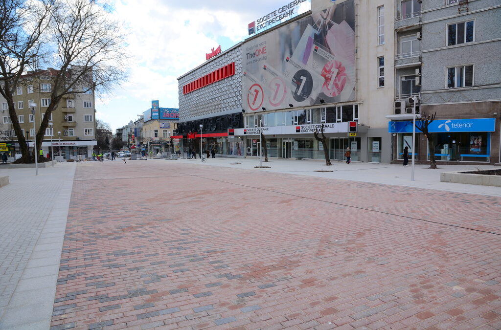 Новата настилка на централния пл. "Независимост" във Варна.
Фотограф: LiveVarna