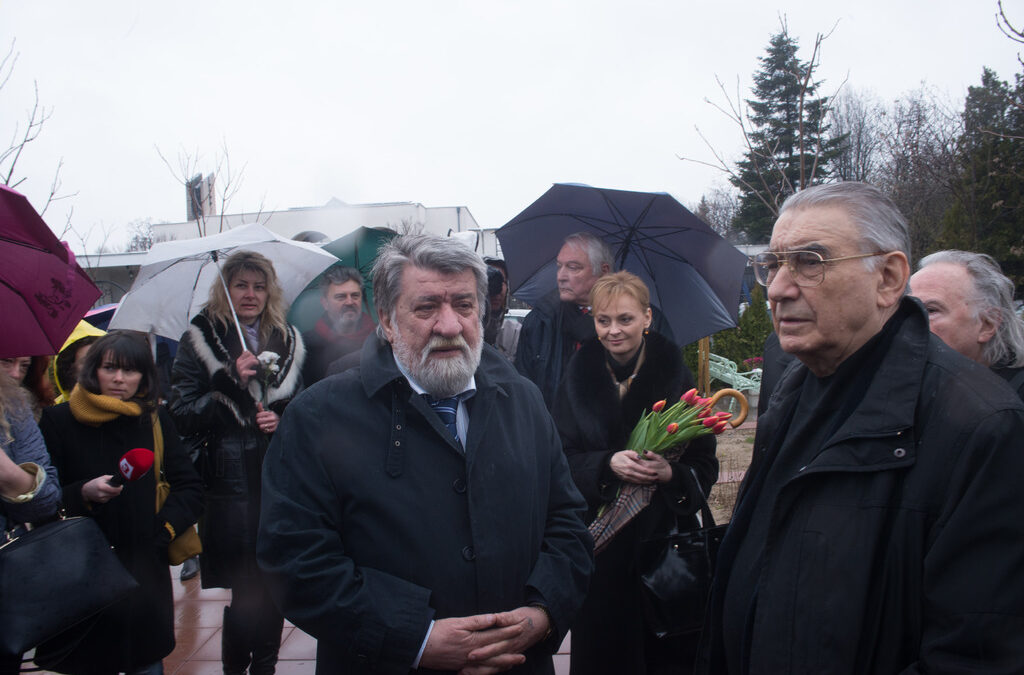 Вежди Рашидов и Светлин Русев на преден план. Светлин Русев - дългогодишен председател на съюза на художниците и член ръководството на БКП преди 1989 г., сега реди галерията "Квадрат 500" Вежди Рашидов и Светлин Русев на преден план. Светлин Русев - дългогодишен председател на съюза на художниците и член ръководството на БКП преди 1989 г., сега реди галерията "Квадрат 500"