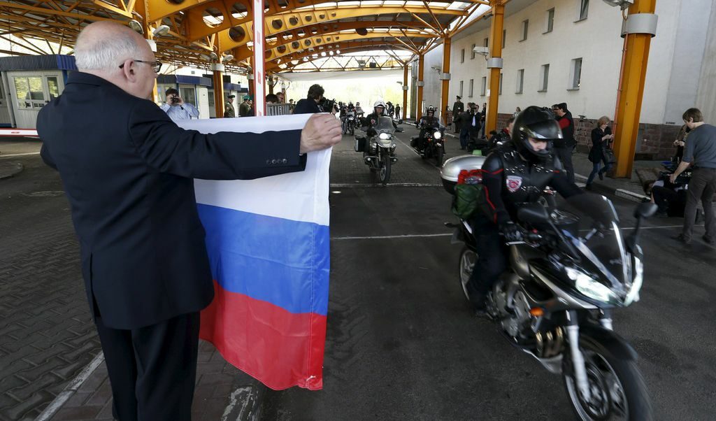 Представител на руските власти приветства рокерите на граничния пункт край Брест.