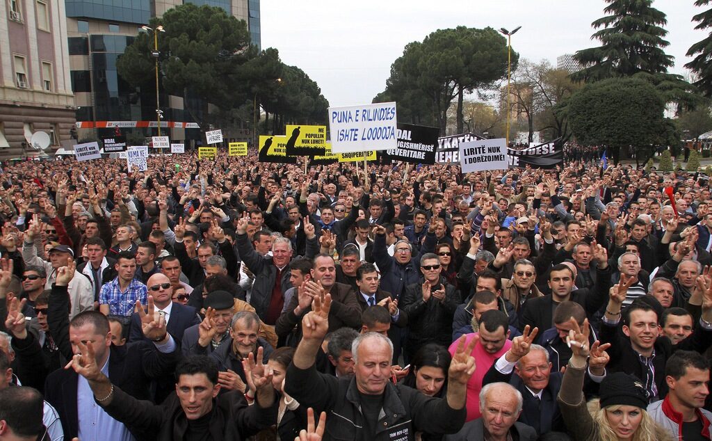 Снимката е от антиправителствен протест в Тирана през миналата година