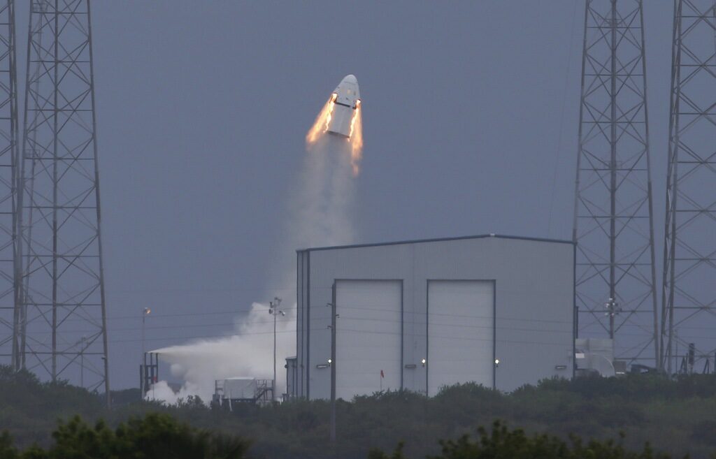 SpaceX успешно тества капсула за астронавти (видео)