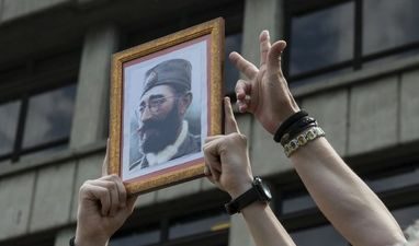 Привърженици на Дража Михайлович се бяха събрали днес пред сградата на съда в Белград с негови потрети и националистически знамена.