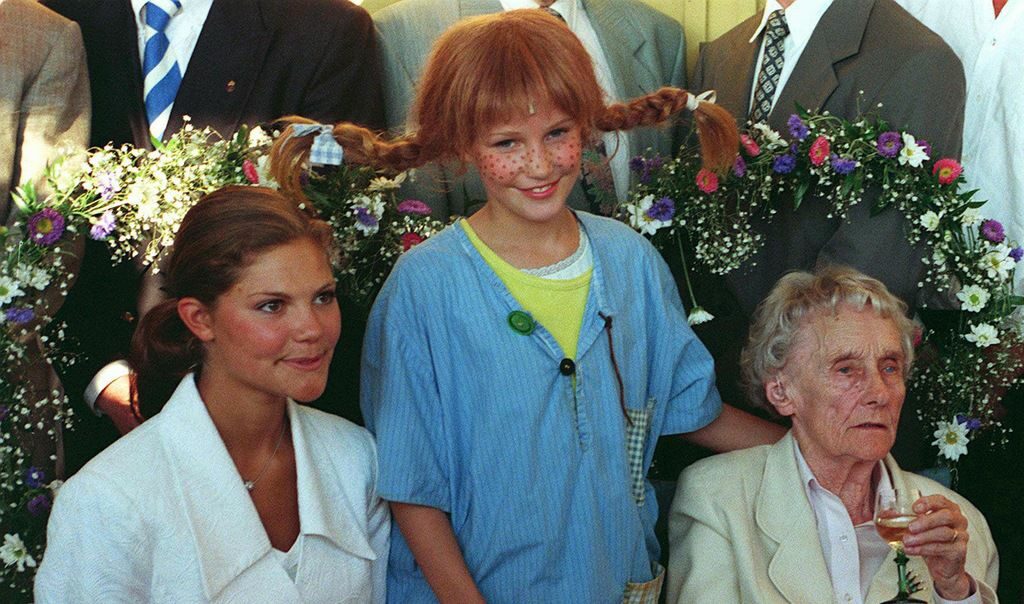 Астрид Линдгрен получава през 1997 г. наградата "Швед на годината" от принцеса Виктория (ляво) и Линеа Роксенхелм (център), едно от многото момичета, изиграли Пипи Дългото чорапче