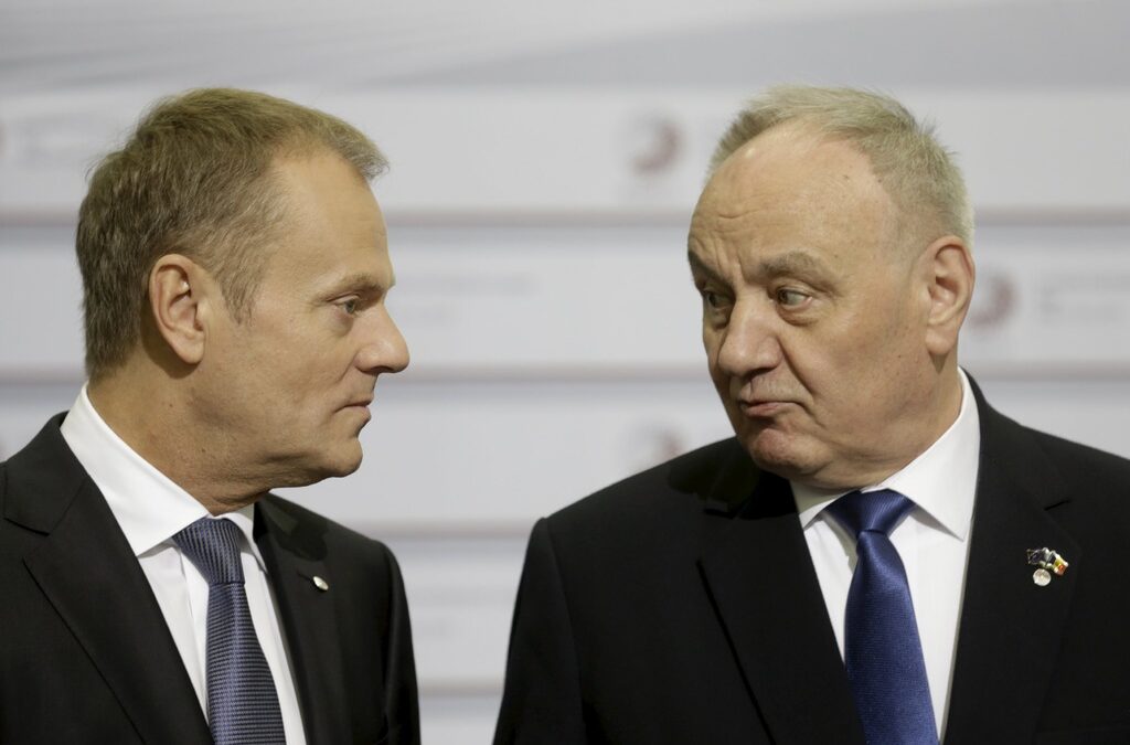 Молдовският президент Николае Тимофти (вдясно) в разговор с председателя на Европейския съвет Доналд Туск.