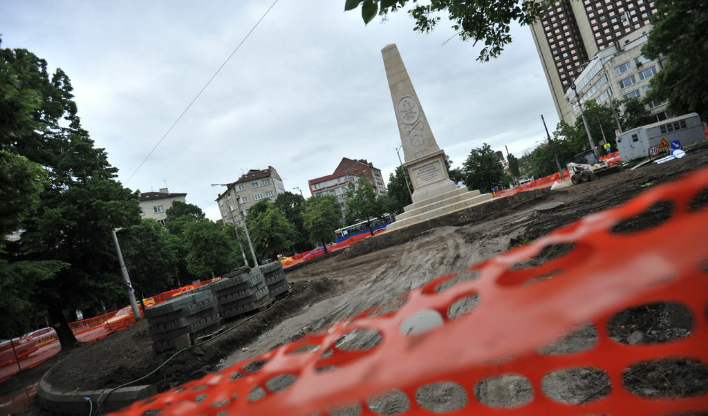 Снимката е от 2010 г., когато беше обновена градината около самия паметник