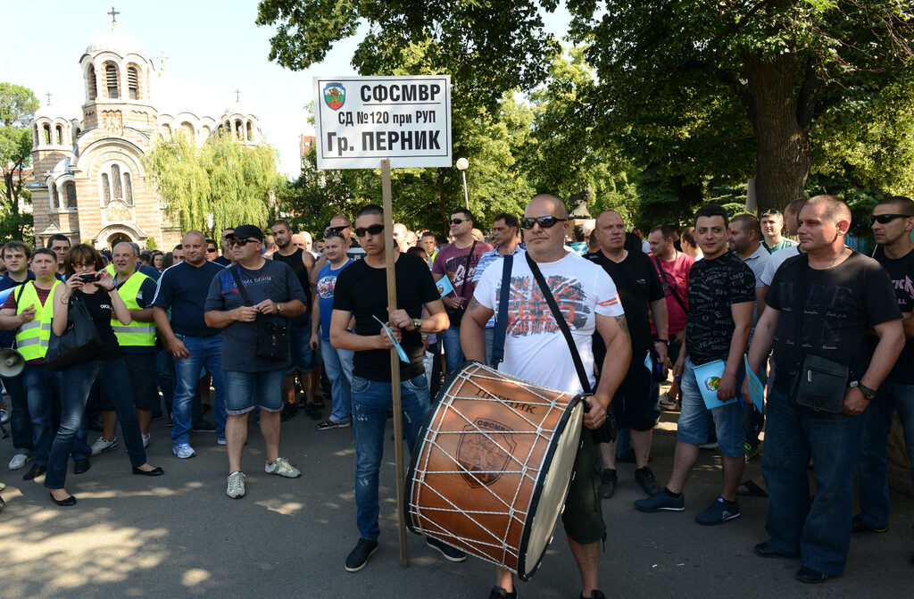 Със захар и тъпани протестиращите гониха уроки от МВР
