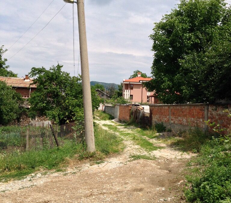 Напоследък бая се е килнал. Теренът тук е наклонен и дъждовните води, които се стичат отгоре постоянно му подкопават основите. Дано от ел. компанията го подменят скоро, че няма да никак хубаво, ако падне върху близката къщичка.