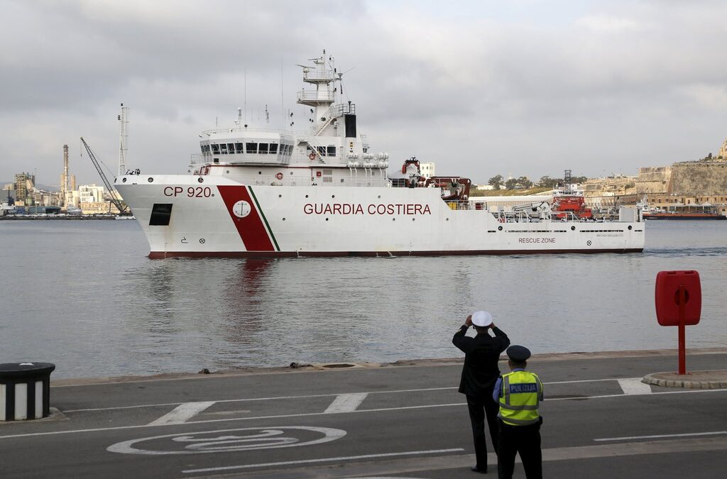 Търговски кораби спасиха стотици имигранти в Средиземно море Търговски кораби спасиха стотици имигранти в Средиземно море