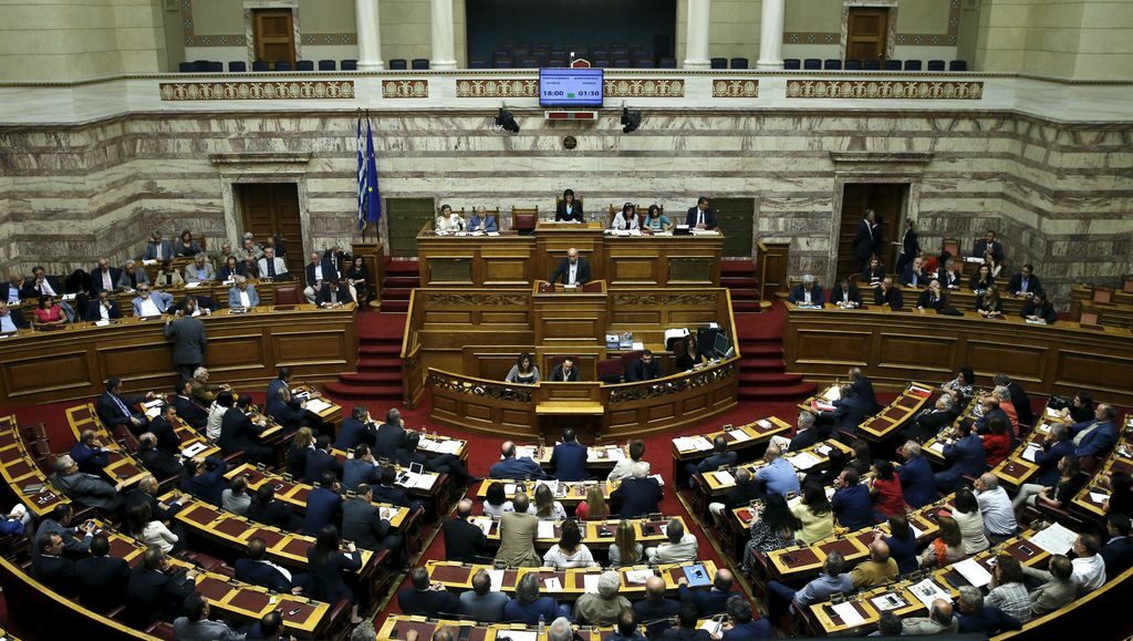 Гръцкият парламент в момента провежда извънредно заседание.