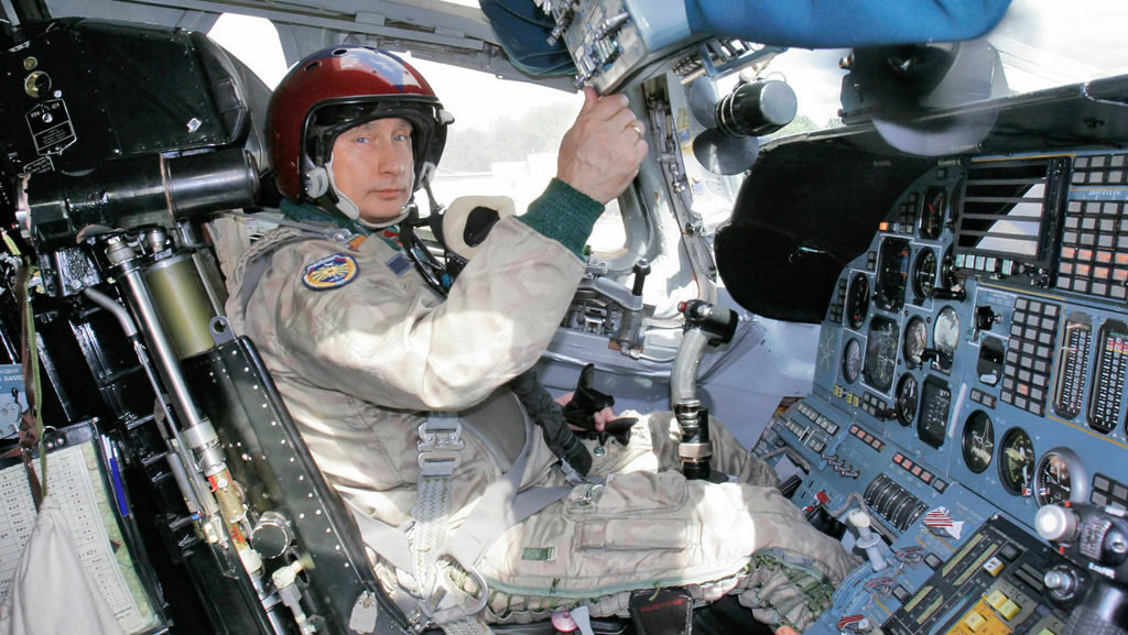 Владимир Путин в кабината на Ту-160