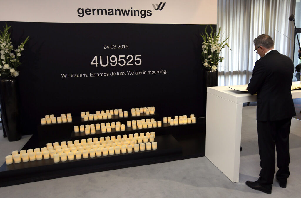 Свещи в памет на загиналите в централата на Germanwings. Свещи в памет на загиналите в централата на Germanwings.