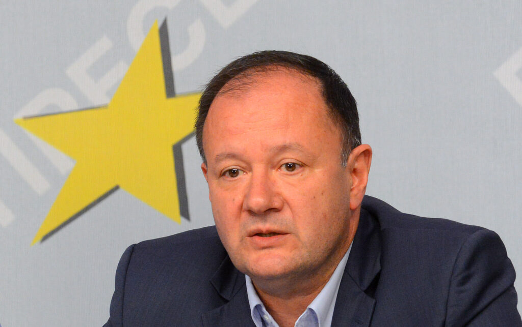 Михаил Миков