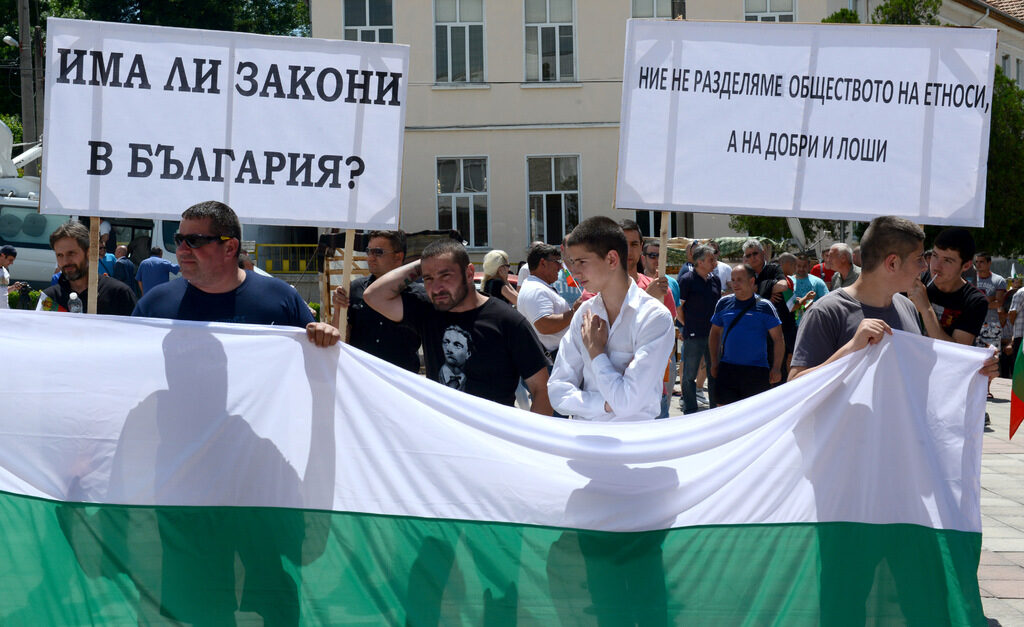 В началото на юни жителите на Гърмен излязоха на протест срещу незаконно построената ромска махала. Напрежението в общината тръгна след битова свада