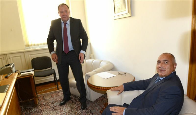Премиерът Борисов по време на срещата му с лидера на БСП Михаил Миков.