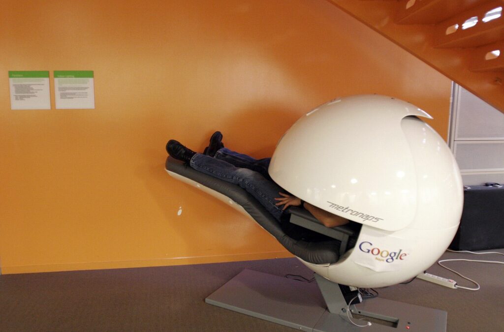 Google е сред компаниите, които позволяват на служителите си да се отдават на кратки дрямки по време на работа и дори има специални места за тази цел.