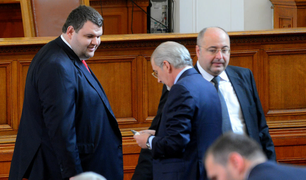Делян Пеевски и лидерът на ДПС Лютви Местан (вляво в гръб) в пленарна зала