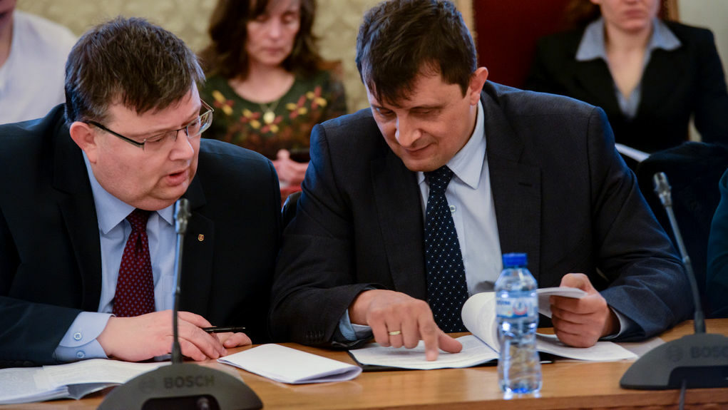 Главният прокурор Сотир Цацаров и председателят на ВАС Георги Колев по време на дискусия за съдебната реформа през март