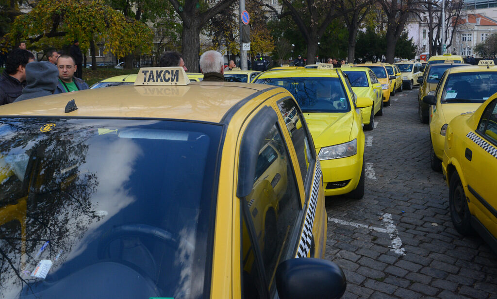 Компанията уточнява, че ще работи само с лицензирани таксиметрови шофьори.